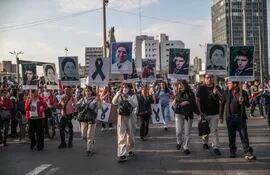 Decenas de personas protestan contra el gobierno de la presidenta de Perú, Dina Boluarte, hoy, en Lima (Perú).