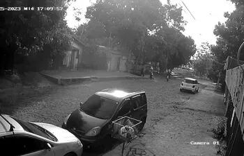 Momento en que uno de los "motochorros" asaltó a la mujer en el barrio Los Naranjos de Ñemby.