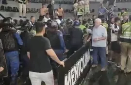 Incidentes entre aficionados de Olimpia Kings y Deportivo San José en el Polideportivo Osvaldo Domínguez Dibb.