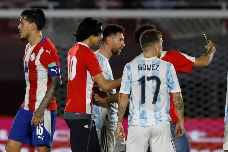 Hinchas de Paraguay invadieron el campo de juego y se tomaron una selfie con Lionel Messi tras el choque con Argentina.