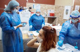 Uruguay comenzó a vacunar a su población adolescente contra el covid-19. Pese a ello, los casos van en aumento.