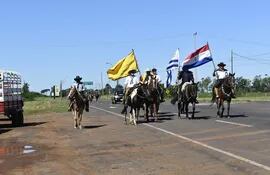 Jinetes uruguayos llegando a Isla Timbo sobre Ruta Py 1.