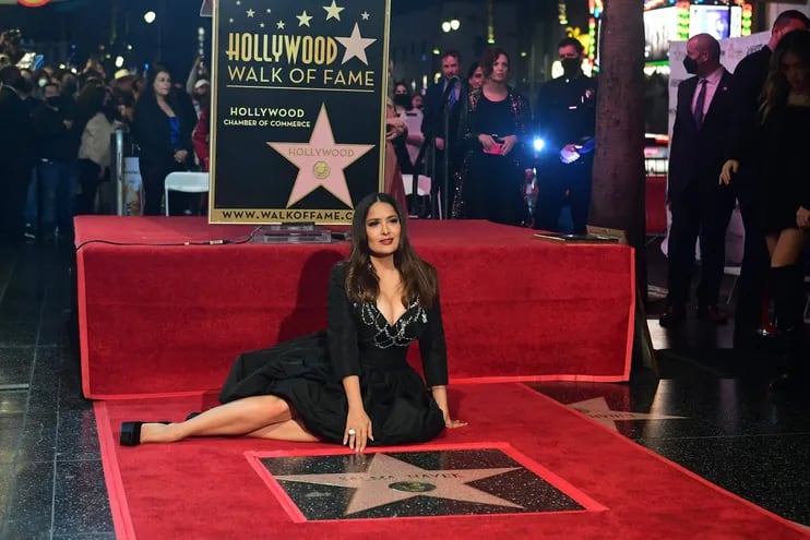La actriz mexicana Salma Hayek posa con su estrella en el Paseo de la Fama de Hollywood.