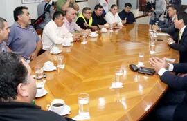 Camioneros se reunieron con  el presidente de Petropar, Pedro Román, y el ministro del Interior, Federico González, ayer.