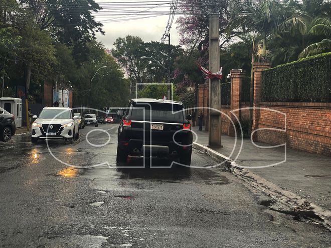 Momento en el que la comitiva del empresario chileno Andrónico Luksic ingresa a la casa de Horacio Cartes en Asunción.