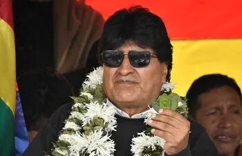 AME8779. SACABA (BOLIVIA), 11/01/2024.- Fotografía de archivo fechada el 11 de enero de 2024 que muestra al expresidente boliviano Evo Morales mientras sostiene hojas de coca durante un evento por la conmemoración del Día Nacional del Acullico o masticado de la hoja de coca, en Sacaba, provincia del Chapare (Bolivia). El bloqueo de caminos que hace una semana sostienen los afines al expresidente de Bolivia Evo Morales (2006-2019), que exigen la renuncia de los magistrados que prorrogaron su mandato, se convirtió en la lucha "al todo o nada" para habilitar la candidatura del jefe oficialista en las presidenciales de 2025. EFE/ Jorge Abrego /ARCHIVO
