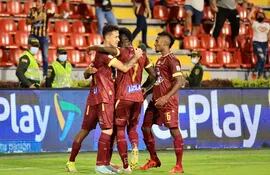 Gustavo Ramírez (i) festeja uno de los goles del Deportivo Tolima en el empate 2-2 con Alianza Petrolera en el torneo Finalización de Colombia.