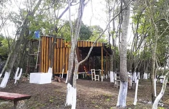 Una cabaña rústica instalado en el Mocito Isla Carapeguá