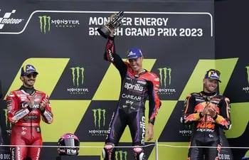 Podio del GP de Gran Bretaña de MotoGP: Francesco Bagnaia 2° (izq.), Aleix Espargaró 1° (centro) y Brad Binder 3° (der.).