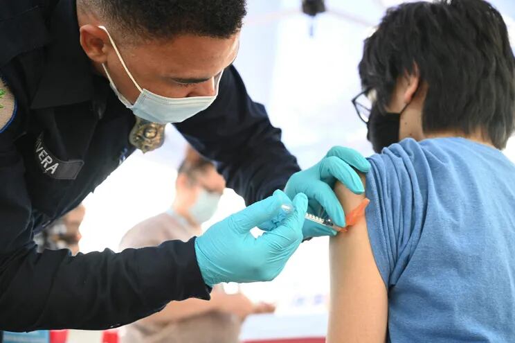 Un niño recibe una dosis de la vacuna Pfizer contra el Covid, en California, Estados Unidos.