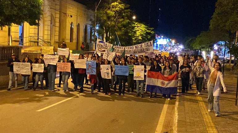 Alumnos de distintas carreras de la Universidad Nacional de Concepción (UNC) y de la Universidad Nacional de Asunción (UNA), filial Concepción se reunieron en contra de la Ley Hambre Cero.