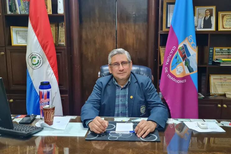 El gobernador de Guairá, Juan Carlos Vera Báez (ANR, HC), pasó la noche en su despacho.