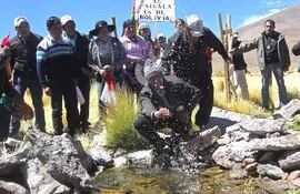 el-presidente-de-bolivia-evo-morales-juega-en-uno-de-los-manan-tiales-de-las-aguas-del-si-lala-en-marzo-pasado-en-silala-archivo-194107000000-1456846.jpg