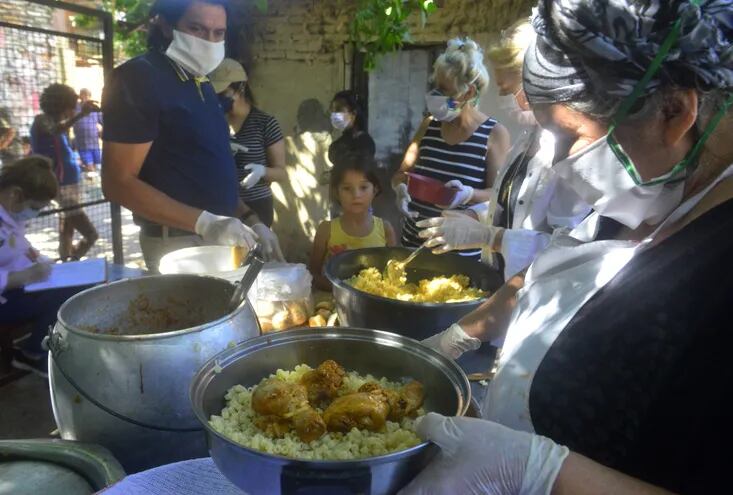 La Pastoral Social se encarga de entregar 20.000 platos de comida por día en asentamientos.