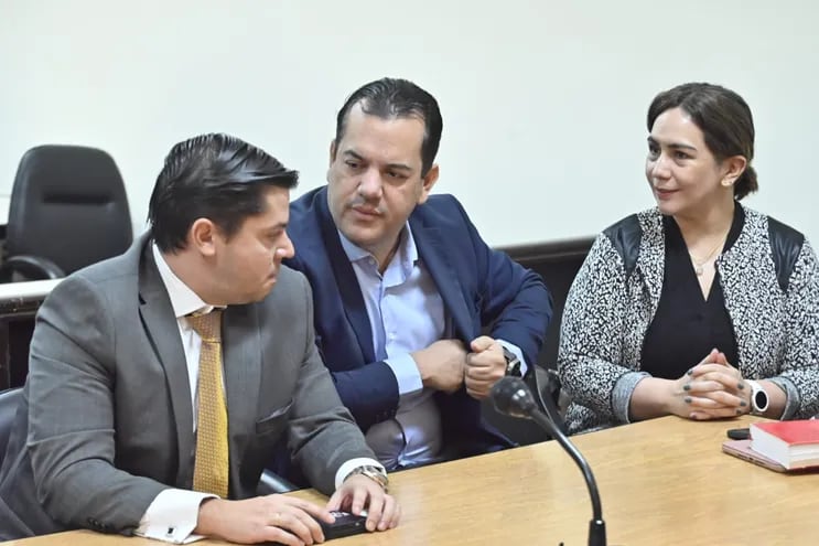 El abogado Guillermo Duarte Cacavelos junto con su cliente, Rodolfo Friedmann, en una de las salas de juicio donde debió realizarse la audiencia preliminar.