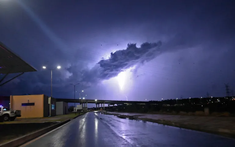 Meteorología alerta tormentas eléctricas con vientos de 100 km/h para este fin de semana.