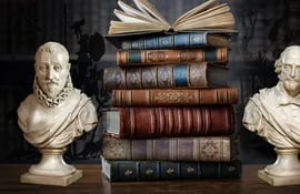 Día del libro. Imagen ilustrativa con un busto de William Shakespeare y Miguel de Cervantes.