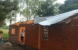 La familia Balbuena de la compañía Yhacá, afectada por el temporal.