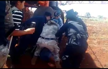 Imagen que muestra cuando las policías femeninas detuvieron a la adolescente indígena cerca del tractor fumigador.