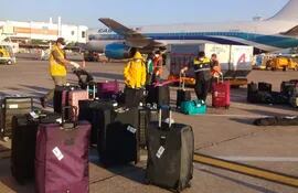 Los paraguayos que llegaron en un vuelo especial tras ser repatriados de los Estados Unidos fueron sometidos a los rigurosos controles sanitarios y de desinfección al arribar al aeropuerto.