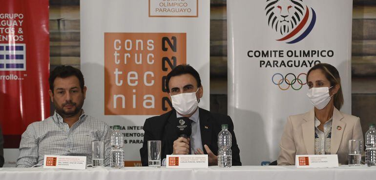 El ministro de Urbanismo, Carlos Pereira, explica detalles de su proyecto de modificación de la carta orgánica, durante el lanzamiento de la feria de construcción "Constructecnia". El evento se desarrolló esta mañana.