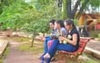 Un grupo de jóvenes tomando un refrescante tereré en el Parque Manuel Ortiz Guerrero de Villarrica.