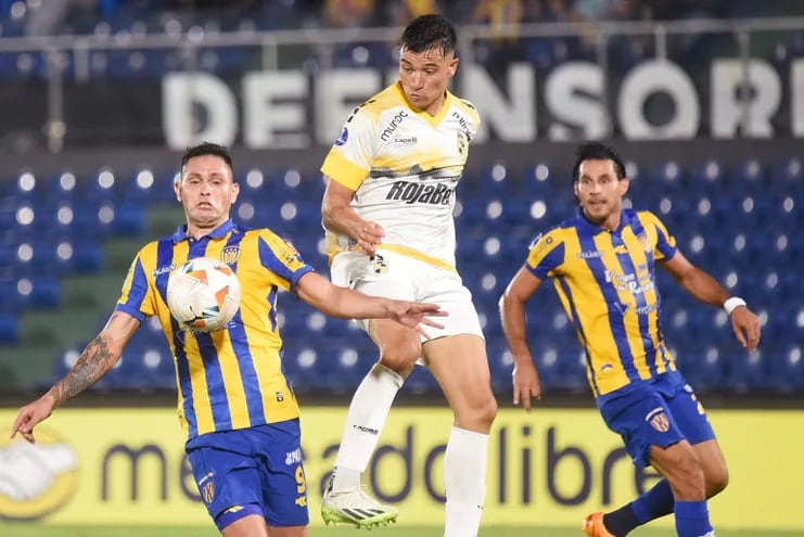 Alex Álvarez se anticipa al defensor de Coquimbo Unido, Bruno Cabrera, controla el balón con el pecho para buscar el remate a portería