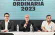 Miguel Cardona (c), presidente de Olimpia, antes de comenzar la Asamblea Ordinaria 2023 en el Salón Blanco del estadio Manuel Ferreira, en Asunción.
