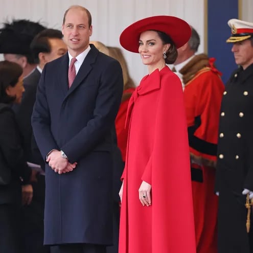 ¡Hermosa, Lady in red! La princesa de Gales, Kate Middleton, junto a su esposo William de Inglaterra.