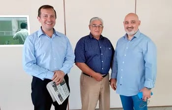Juan López, Virgilio Riveros y Omar Ludovico Sarubi, tres de los procesados por el supuesto perjuicio patrimonial, luego de la audiencia preliminar ante el juez Raúl Florentín.