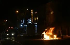 Momento en el que el vehículo se incendia en el centro de Asunción.