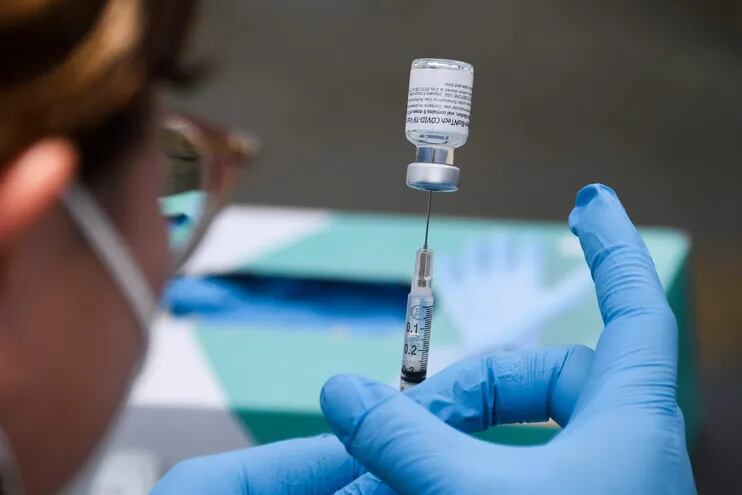 Una enfermera prepara una dosis de la vacuna Pfizer contra el Covid-19.