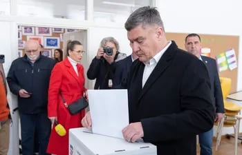 El presidente croata Zoran Milanovic emite su voto durante las elecciones parlamentarias en Zagreb, Croacia.