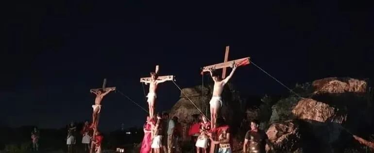 Vía Crucis Viviente realizado por integrantes del grupo juvenil “Misión y Vida” de la ciudad de Tobatí.