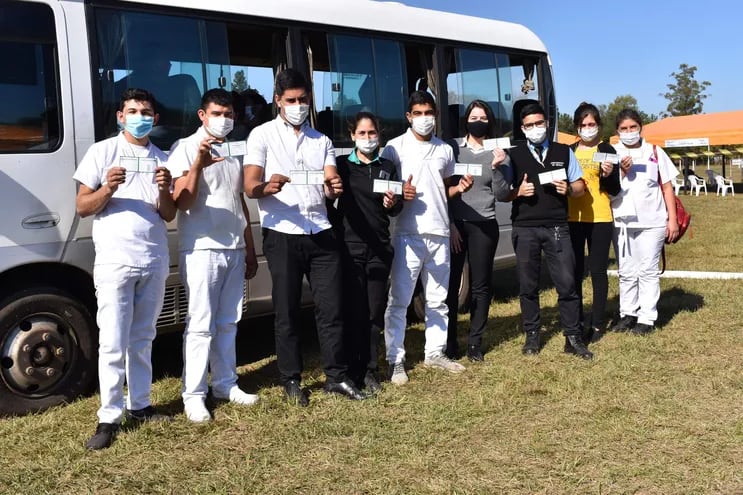 Muchos jóvenes fueron en minibuses hoy al ex Aratiri para recibir su primera dosis de vacuna anticovid.