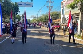 En la mañana de este jueves se realizo el desfile estudiantil en la ciudad de San Juan Bautista, Misiones, en conmemoración por los 212 años de la independencia de nuestro pías.