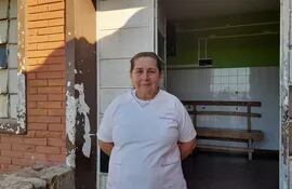 Doña Ramonita Sosa de Sosa,  recibida de licenciada en enfermería a los 65 años, en su lugar de trabajo en el Hospital Regional de Fuerte Olimpo.