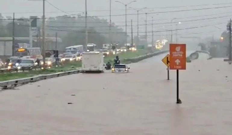 Uno de los viaductos antes de ingresar al casco urbano de Limpio quedó totalmente inundado, causando horas de terror en la gente.