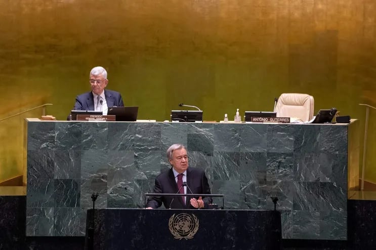 El secretario general de la ONU, António Guterres (abajo), volvió a exigir este viernes un alto el fuego inmediato a israelíes y palestinos.