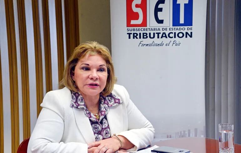 Marta González Ayala, exviceministra de Tributación, pide que la Fiscalía la investigue.