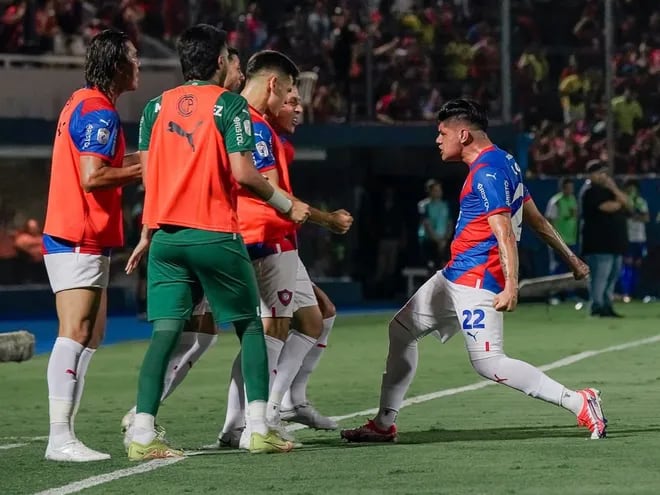 Claudio Aquino (d), futbolista de Cerro Porteño, festeja el tanto del empate que convirtió contra Sportivo Ameliano en la primera fecha del torneo Apertura 2023 del fútbol paraguayo.