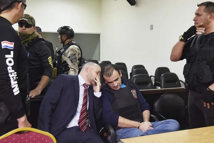 El abogado Miguel Mendieta y su defendido Miguel Ángel Insfrán, durante la audiencia de imposición de medidas.