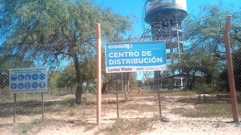 Exterior del Centro de Distribución de agua de la ESSAP en Loma Plata que está sin funcionar desde diciembre del año pasado.