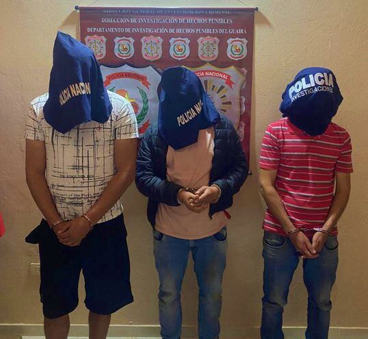 Los aprehendidos Víctor Duarte (37), Juan de la Cruz Leiva (37) y Julio Benítez (33), sospechosos del asalto a un vendedor.