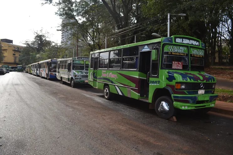 Los buses del transporte público urbano se encuentran en paro y estacionados alrededor de la la Dirección de Tránsito de la Comuna esteña.