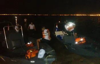 Botes de la Prefectura Naval que rescataron a los tripulantes de la embarcación que sufrió el percance.