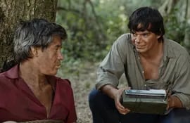 Jorge Román y Aníbal Ortiz en una escena de la película "Matar a un muerto".