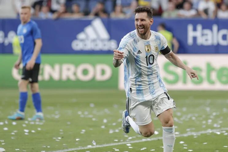 El delantero de la selección argentina de fútbol Lionel Messi celebra su tercer gol, durante un partido internacional amistoso entre Argentina y Estonia en el estadio El Sadar, en Pamplona.