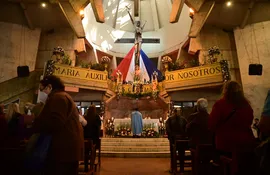 Cientos de devotos acuden este martes a festejar el Día de María Auxiliadora.
