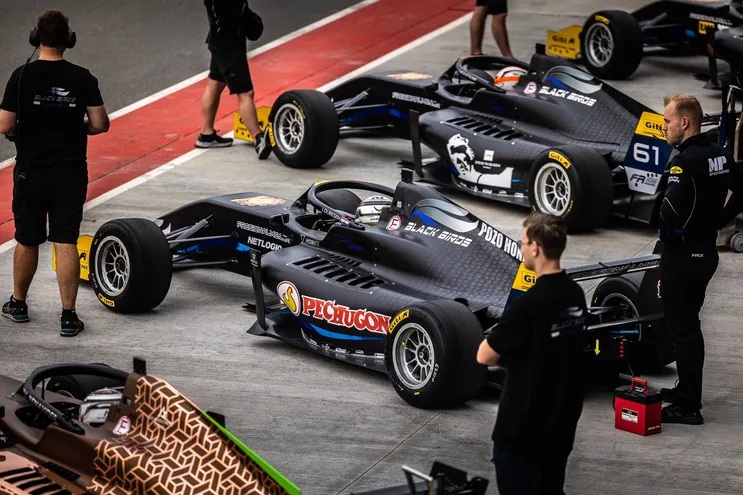 El monoplaza de (c) de Joshua Duerksen antes de la clasificación 1 de la tercera fecha de la Fórmula 3 Regional de Medio Oriente.